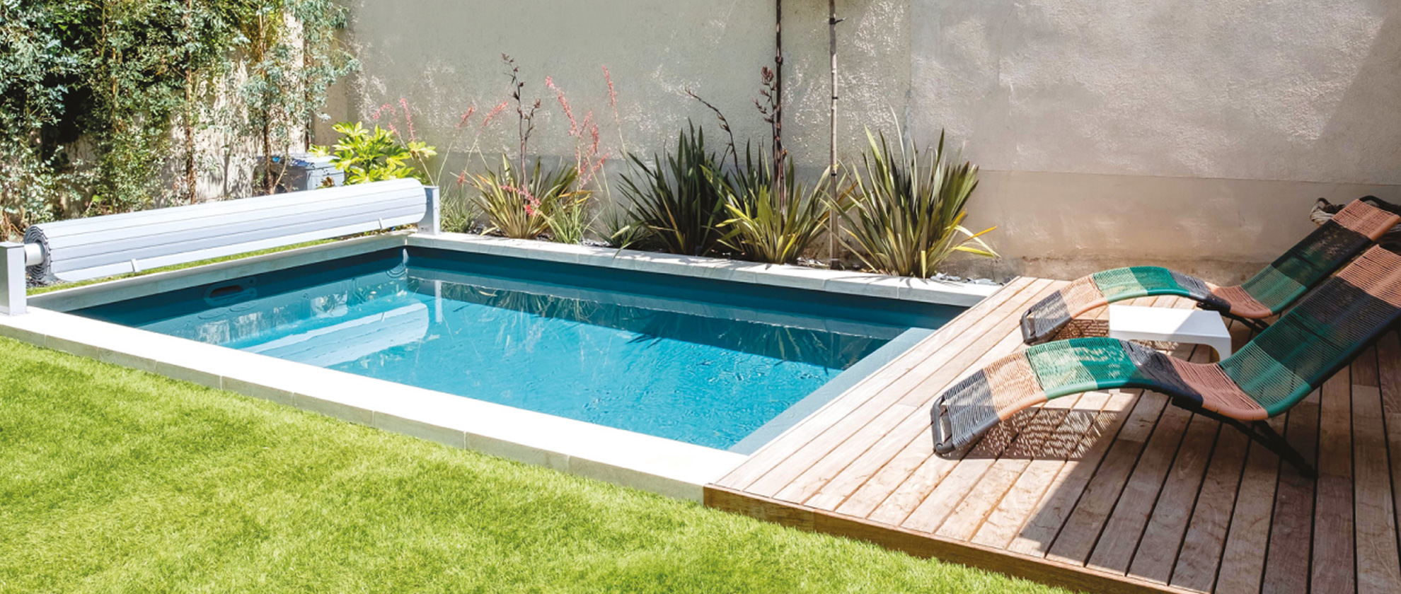 Piscine à côté de la terrasse Desjoyaux Pools