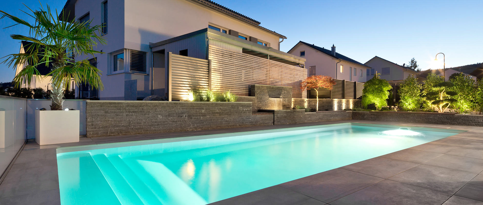 Piscine jardin la nuit